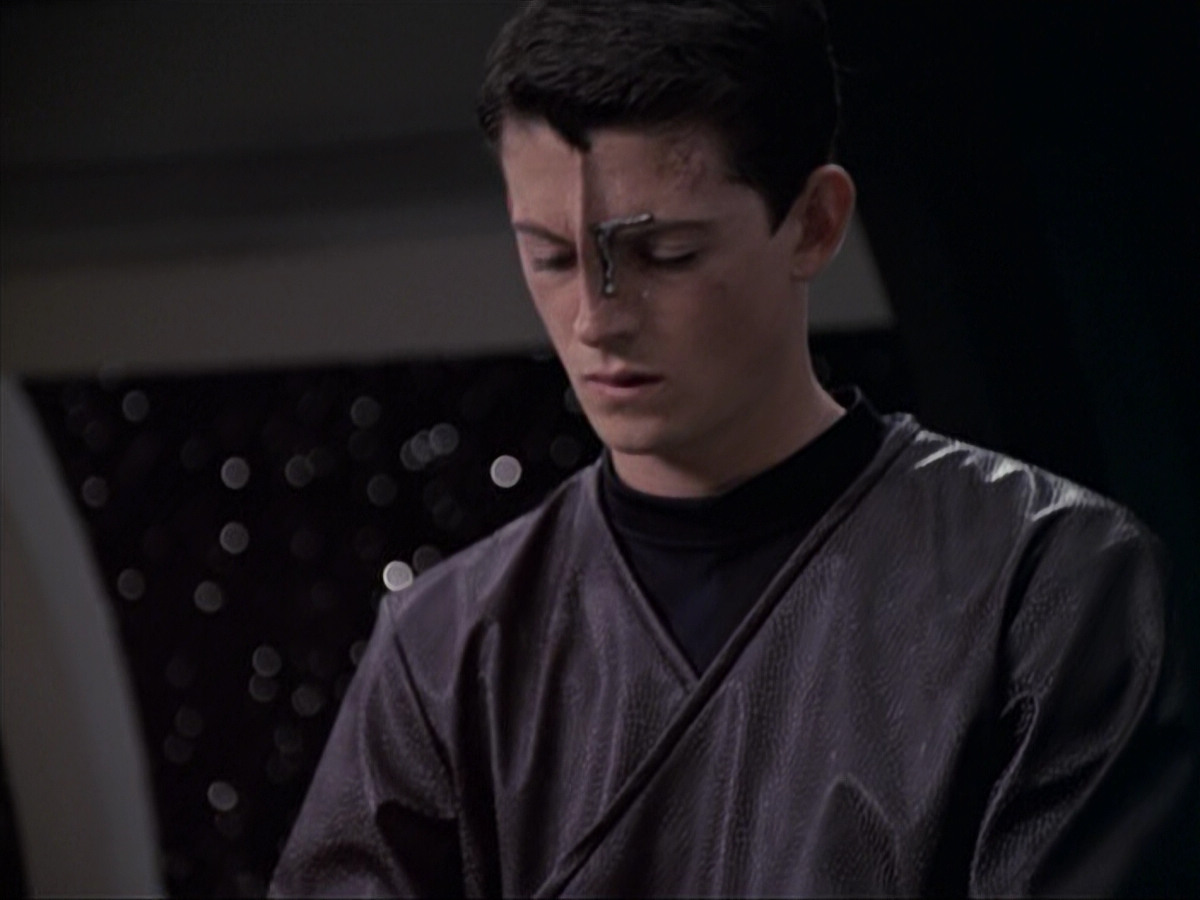 extant_StarTrek_VOY_6x18-AshesToAshes_02515.jpg