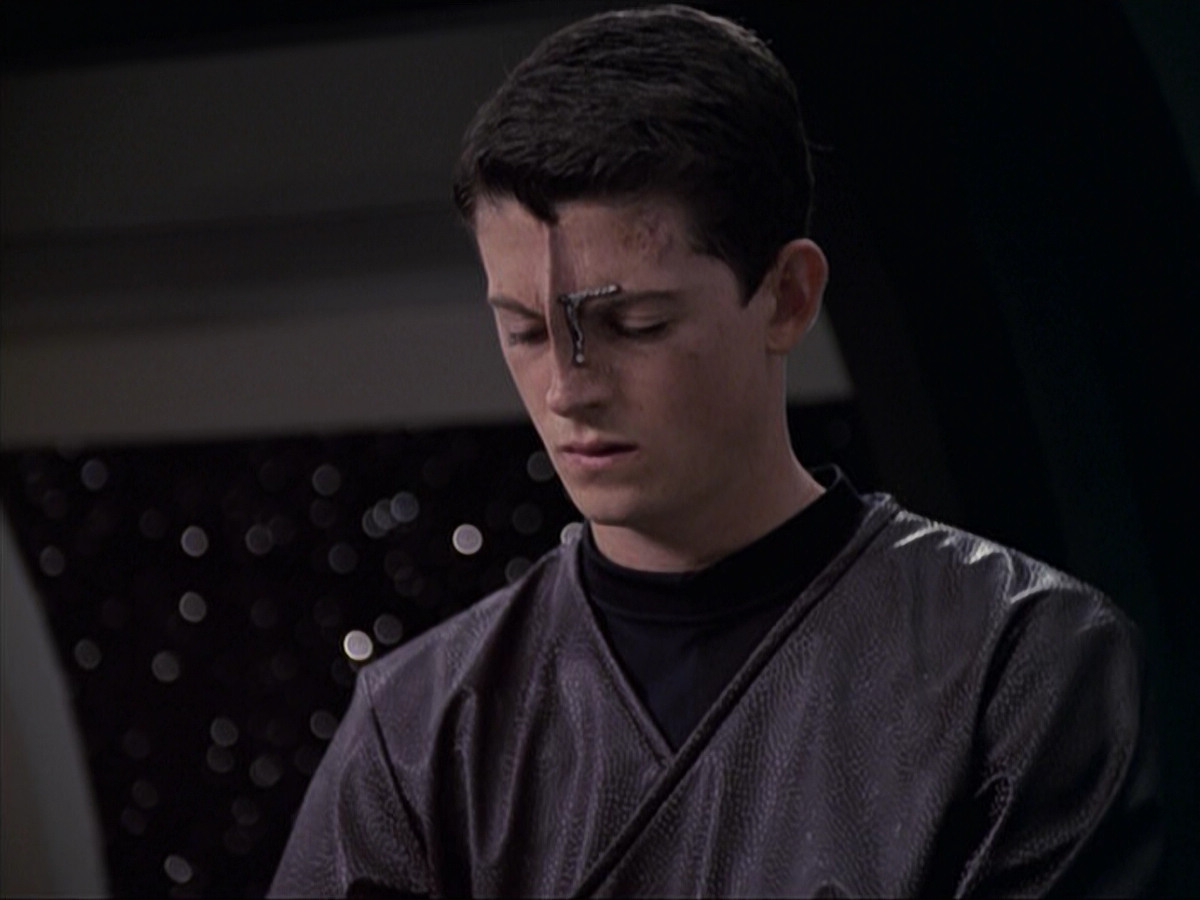 extant_StarTrek_VOY_6x18-AshesToAshes_02516.jpg