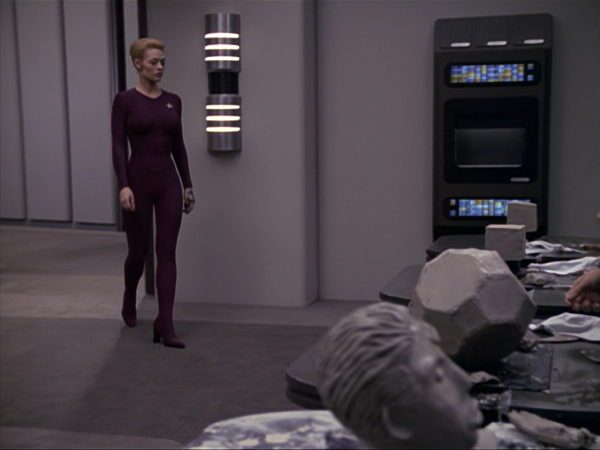 extant_StarTrek_VOY_6x18-AshesToAshes_02540.jpg