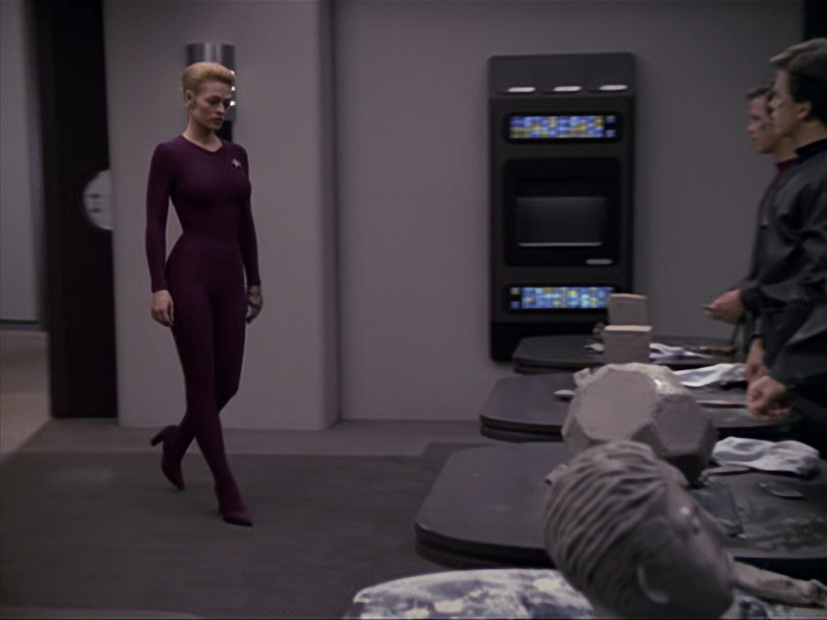 extant_StarTrek_VOY_6x18-AshesToAshes_02541.jpg