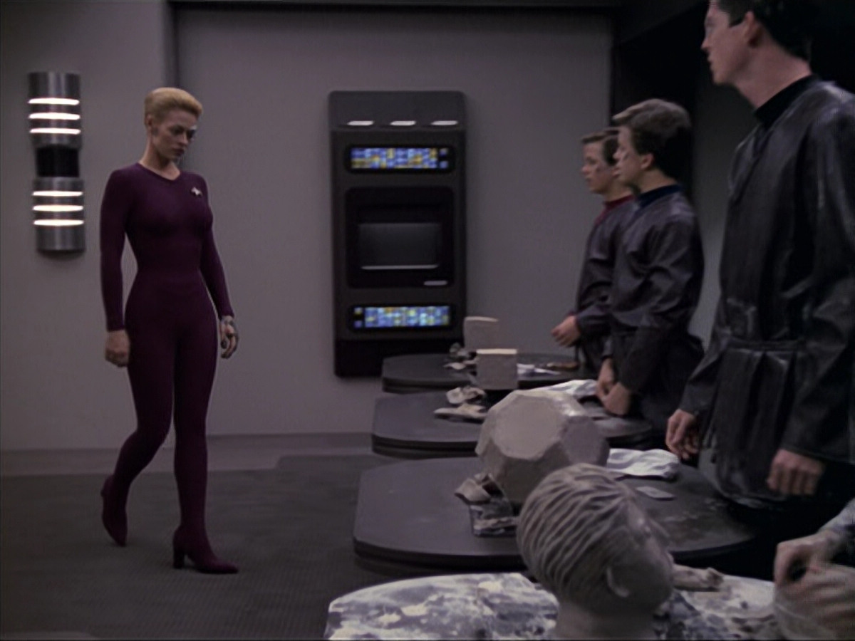 extant_StarTrek_VOY_6x18-AshesToAshes_02542.jpg