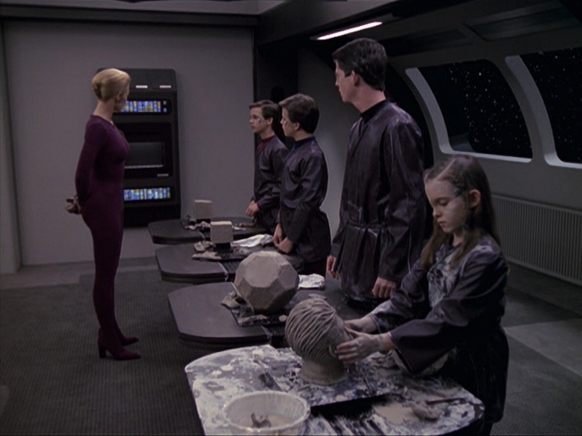 extant_StarTrek_VOY_6x18-AshesToAshes_02546.jpg