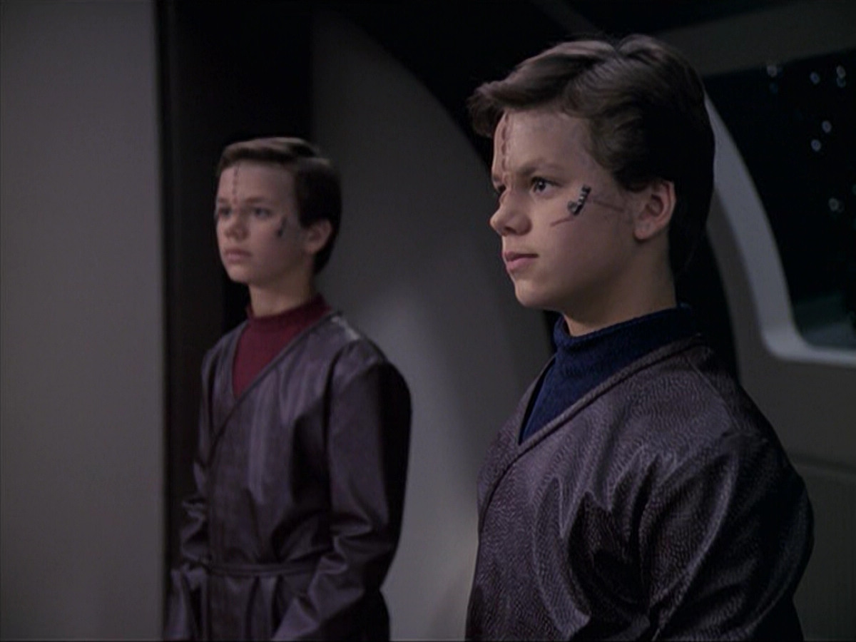 extant_StarTrek_VOY_6x18-AshesToAshes_02551.jpg