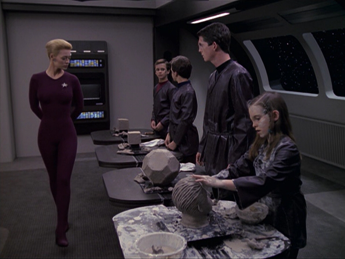 extant_StarTrek_VOY_6x18-AshesToAshes_02555.jpg