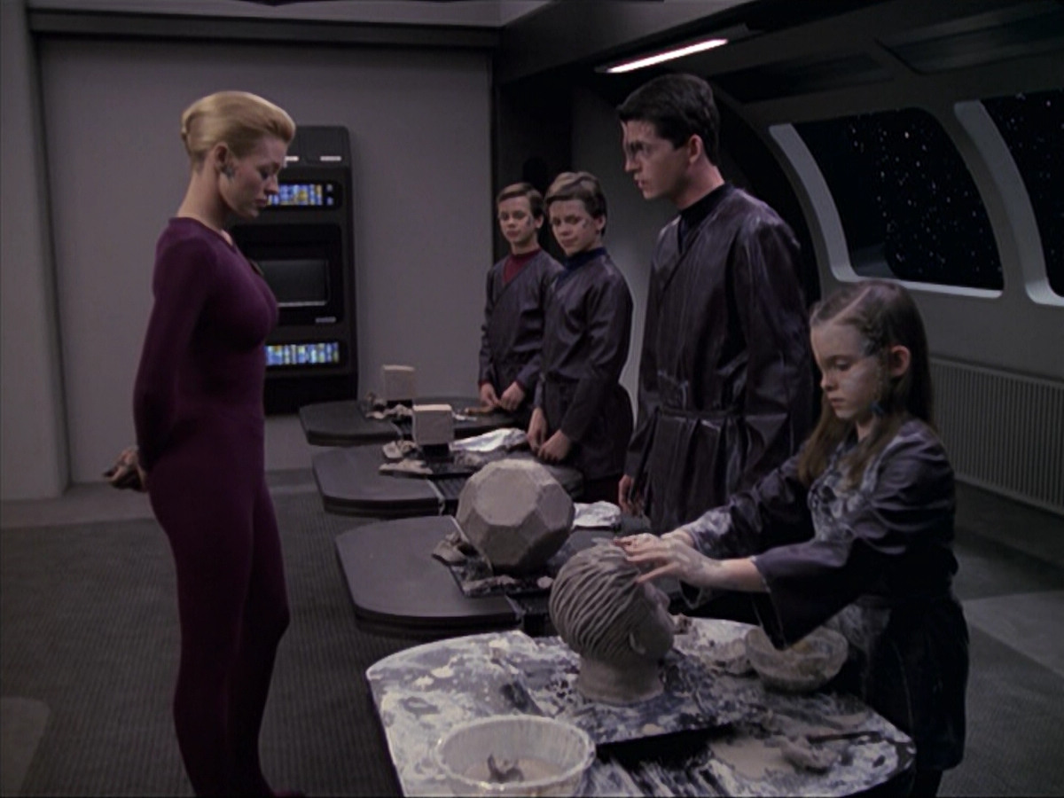 extant_StarTrek_VOY_6x18-AshesToAshes_02558.jpg