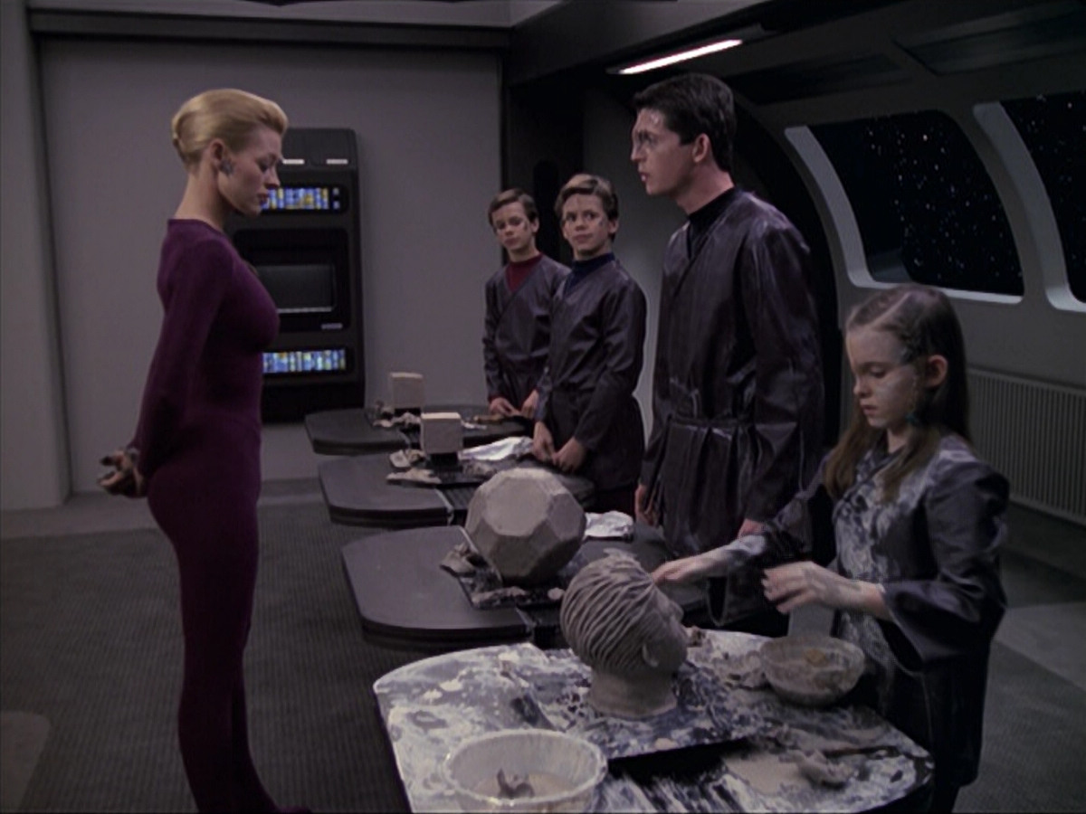 extant_StarTrek_VOY_6x18-AshesToAshes_02559.jpg