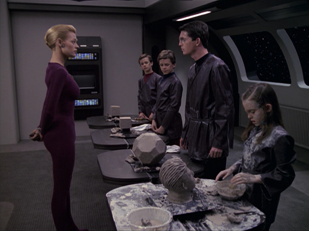 extant_StarTrek_VOY_6x18-AshesToAshes_02561.jpg