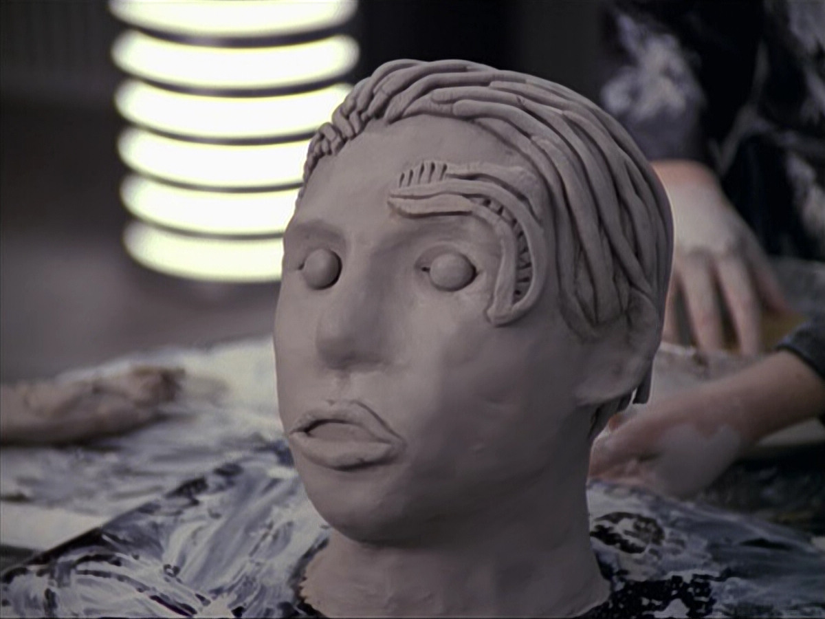 extant_StarTrek_VOY_6x18-AshesToAshes_02583.jpg
