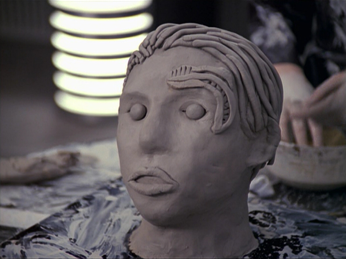 extant_StarTrek_VOY_6x18-AshesToAshes_02584.jpg