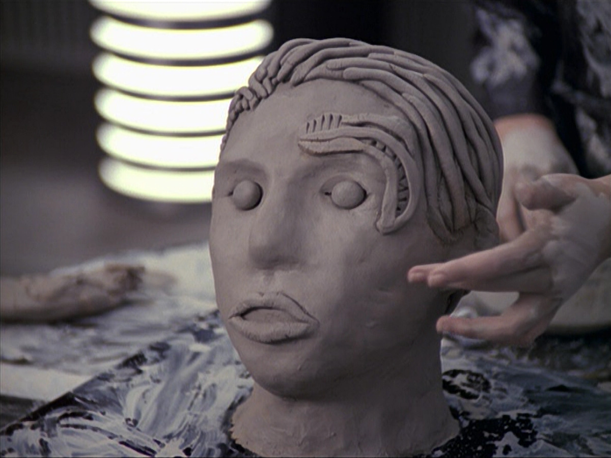 extant_StarTrek_VOY_6x18-AshesToAshes_02595.jpg