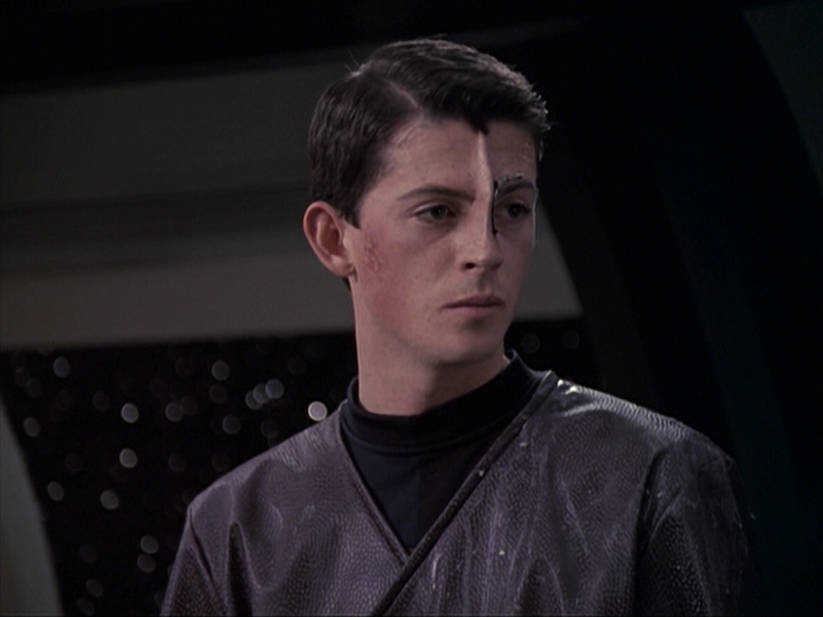 extant_StarTrek_VOY_6x18-AshesToAshes_02604.jpg