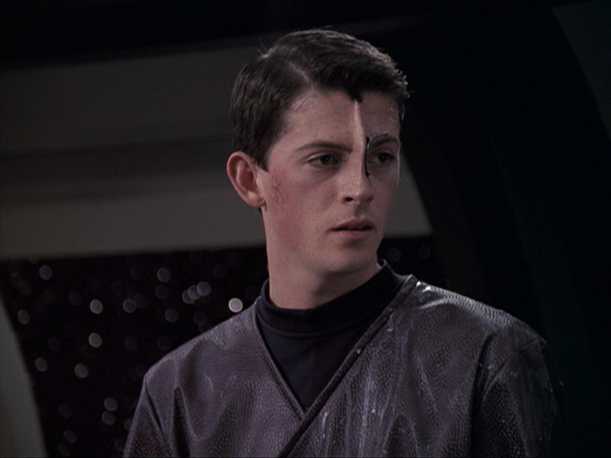 extant_StarTrek_VOY_6x18-AshesToAshes_02605.jpg