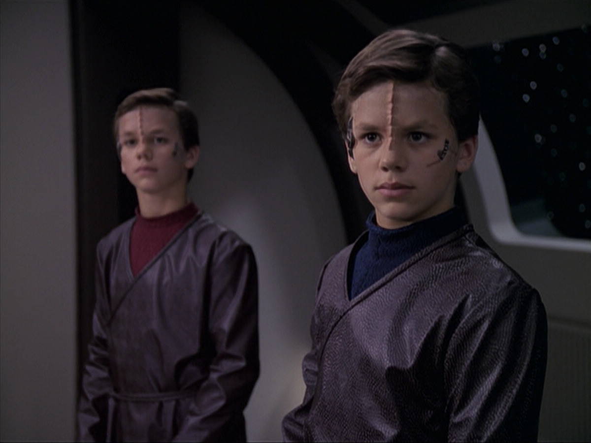extant_StarTrek_VOY_6x18-AshesToAshes_02609.jpg