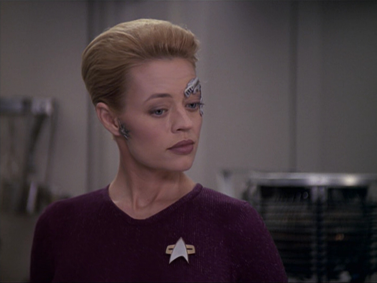 extant_StarTrek_VOY_6x18-AshesToAshes_02636.jpg