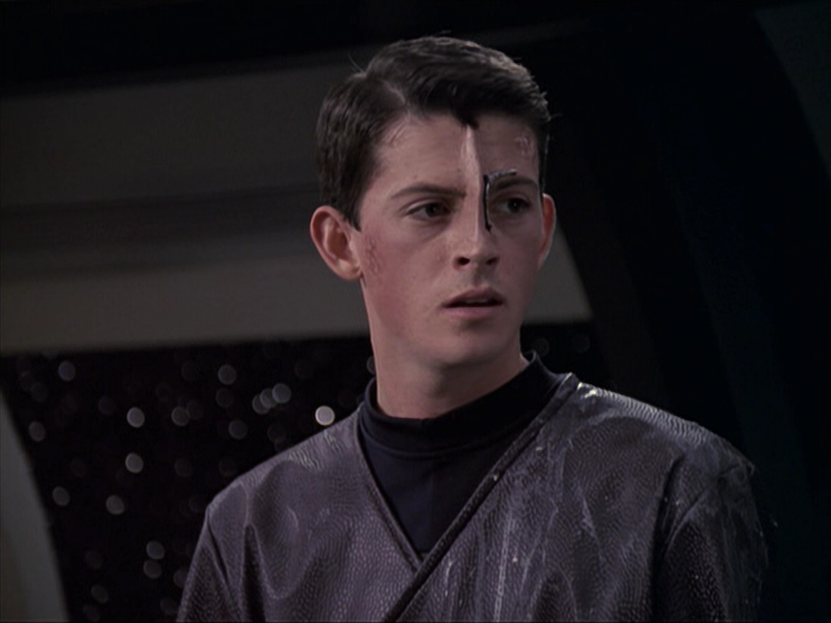 extant_StarTrek_VOY_6x18-AshesToAshes_02641.jpg