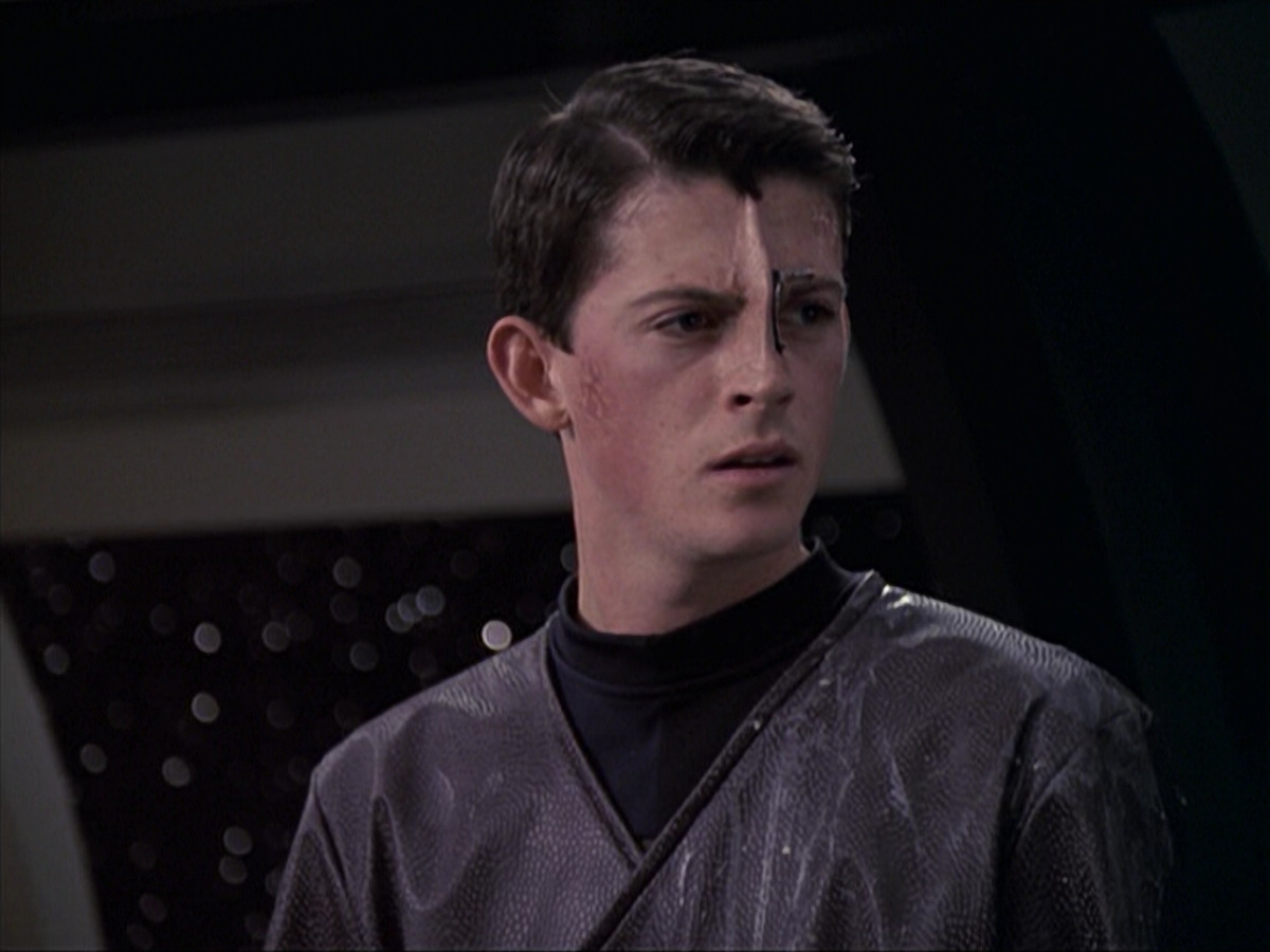 extant_StarTrek_VOY_6x18-AshesToAshes_02642.jpg