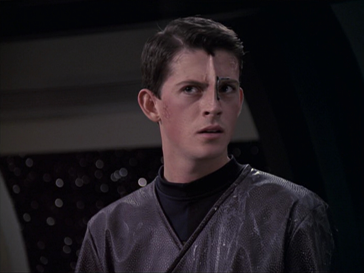 extant_StarTrek_VOY_6x18-AshesToAshes_02643.jpg
