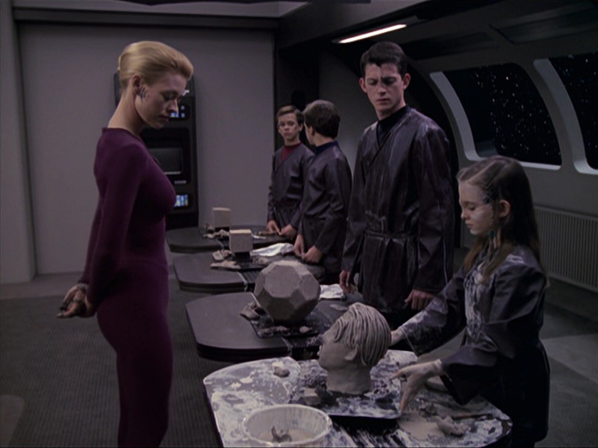 extant_StarTrek_VOY_6x18-AshesToAshes_02649.jpg