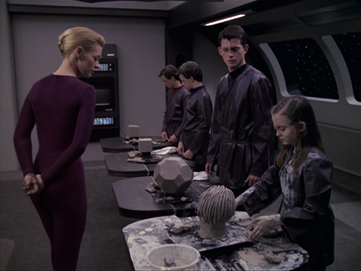 extant_StarTrek_VOY_6x18-AshesToAshes_02650.jpg