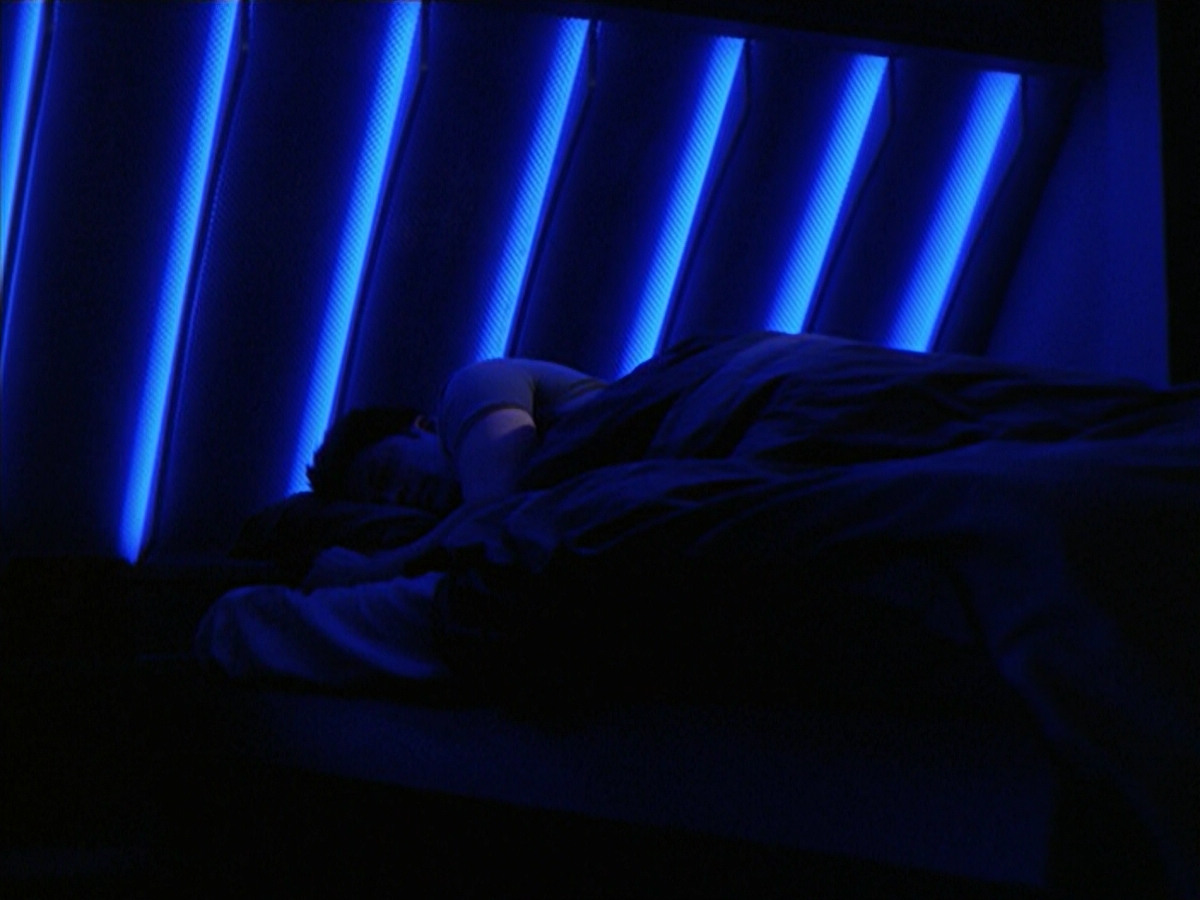extant_StarTrek_VOY_6x18-AshesToAshes_02656.jpg
