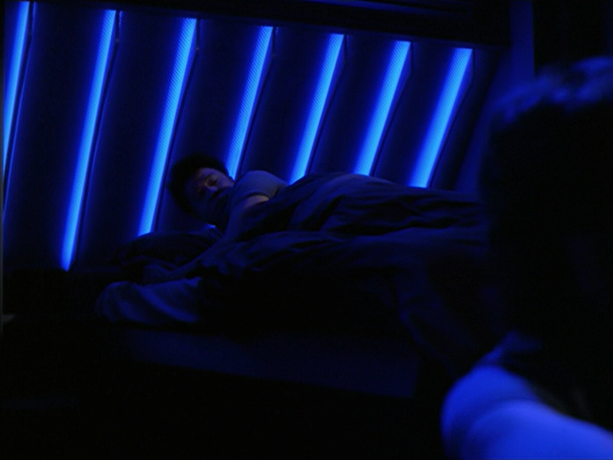 extant_StarTrek_VOY_6x18-AshesToAshes_02658.jpg