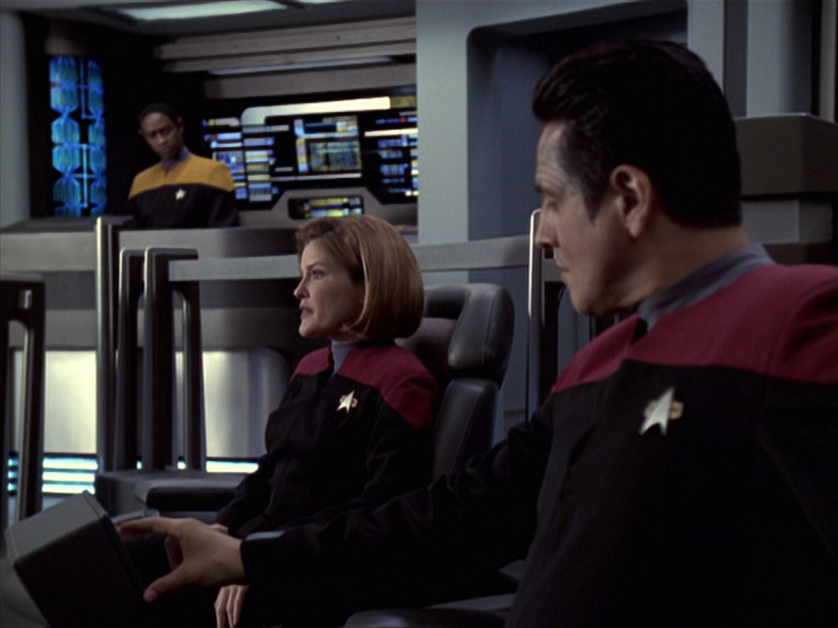 extant_StarTrek_VOY_6x18-AshesToAshes_02677.jpg