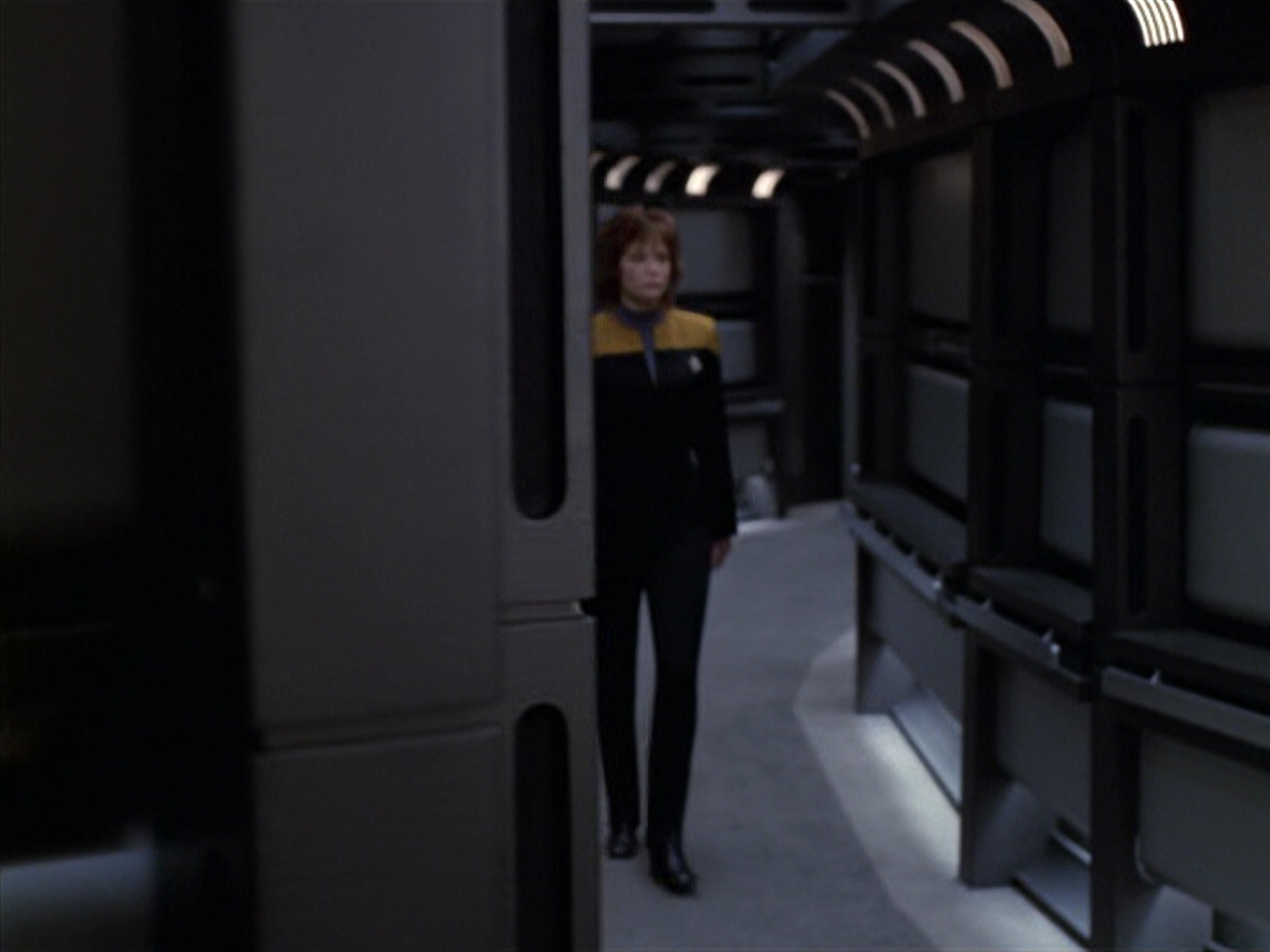 extant_StarTrek_VOY_6x18-AshesToAshes_02717.jpg