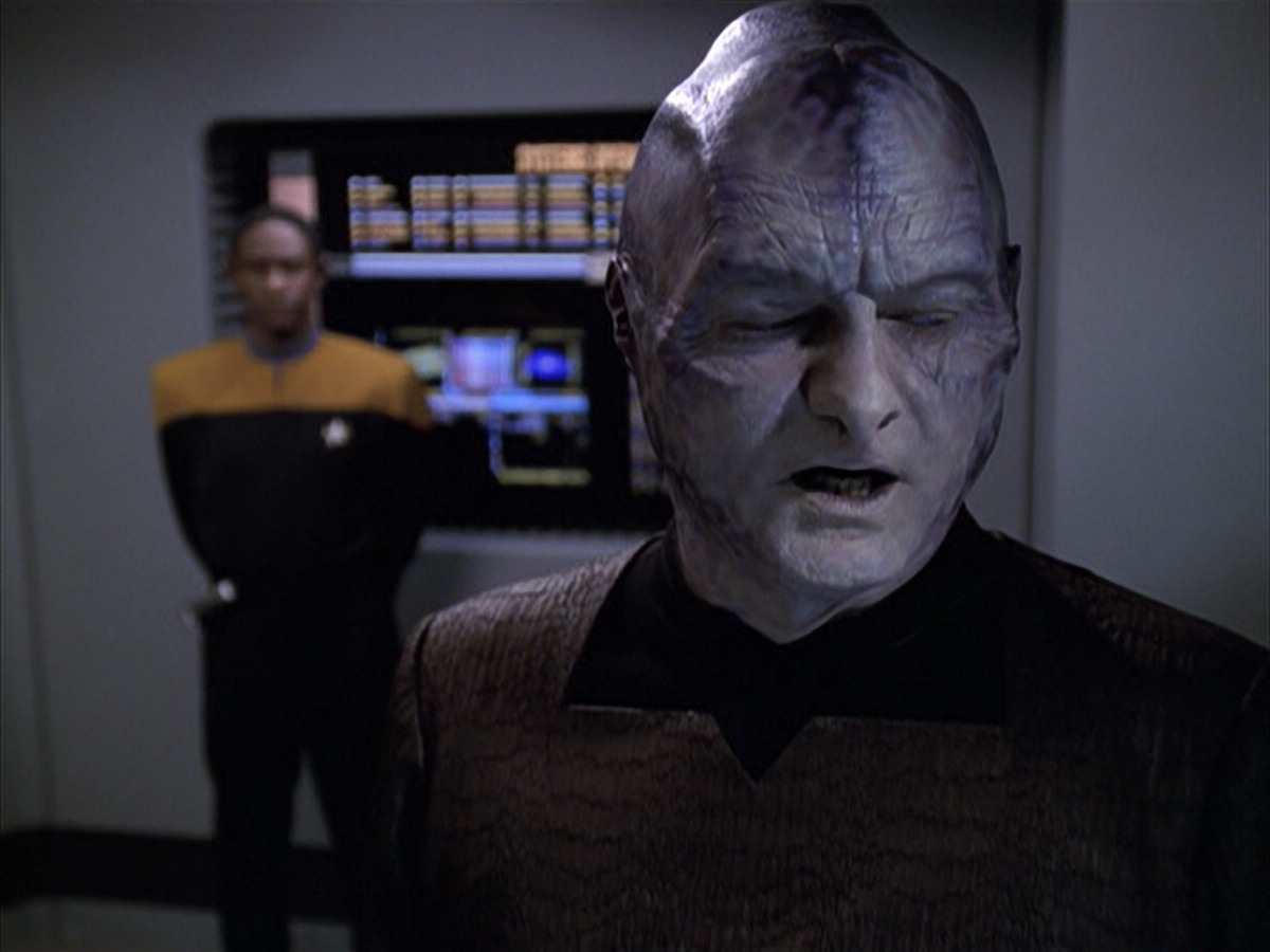 extant_StarTrek_VOY_6x18-AshesToAshes_02734.jpg