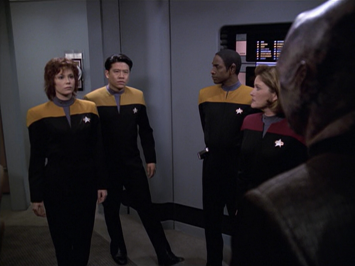 extant_StarTrek_VOY_6x18-AshesToAshes_02751.jpg