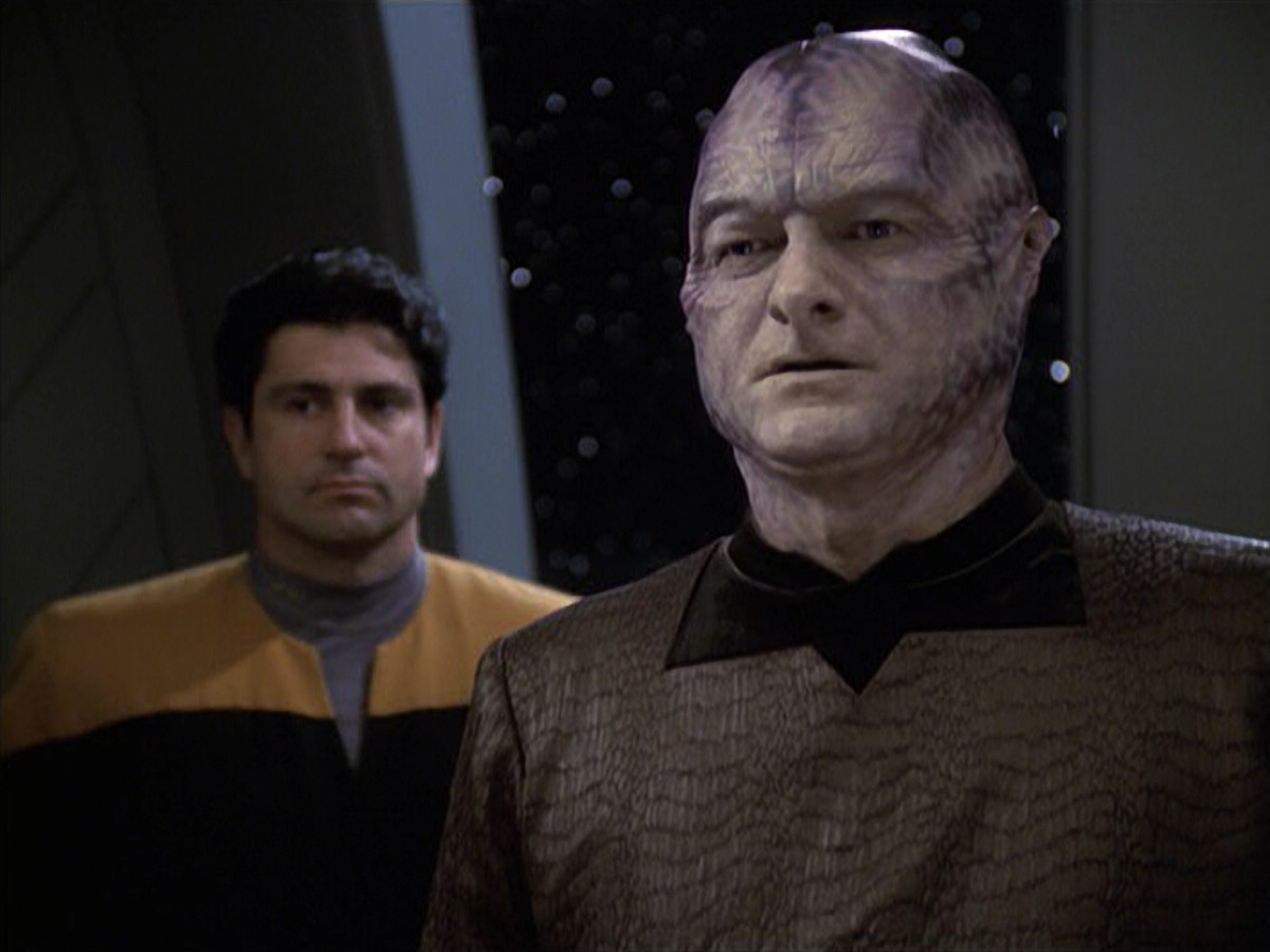 extant_StarTrek_VOY_6x18-AshesToAshes_02756.jpg