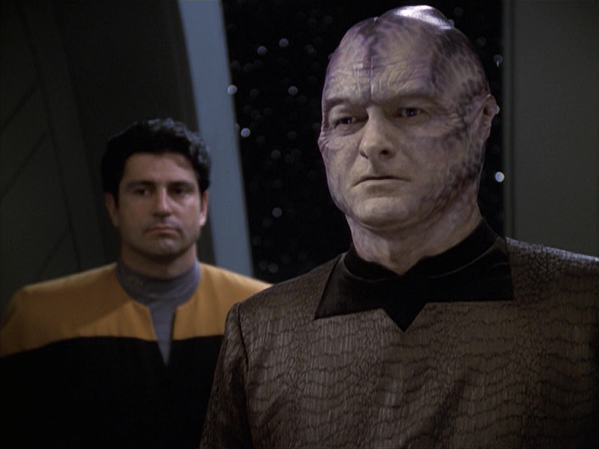 extant_StarTrek_VOY_6x18-AshesToAshes_02758.jpg