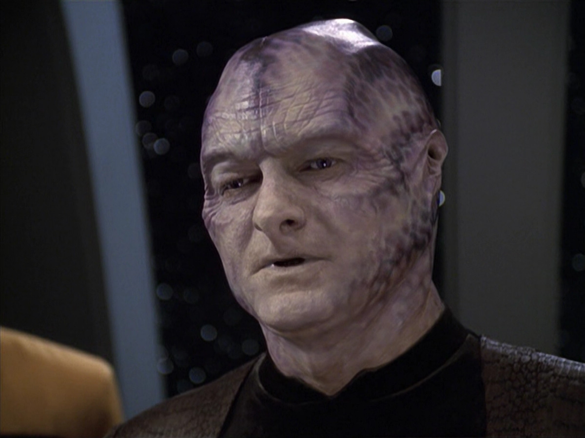 extant_StarTrek_VOY_6x18-AshesToAshes_02771.jpg