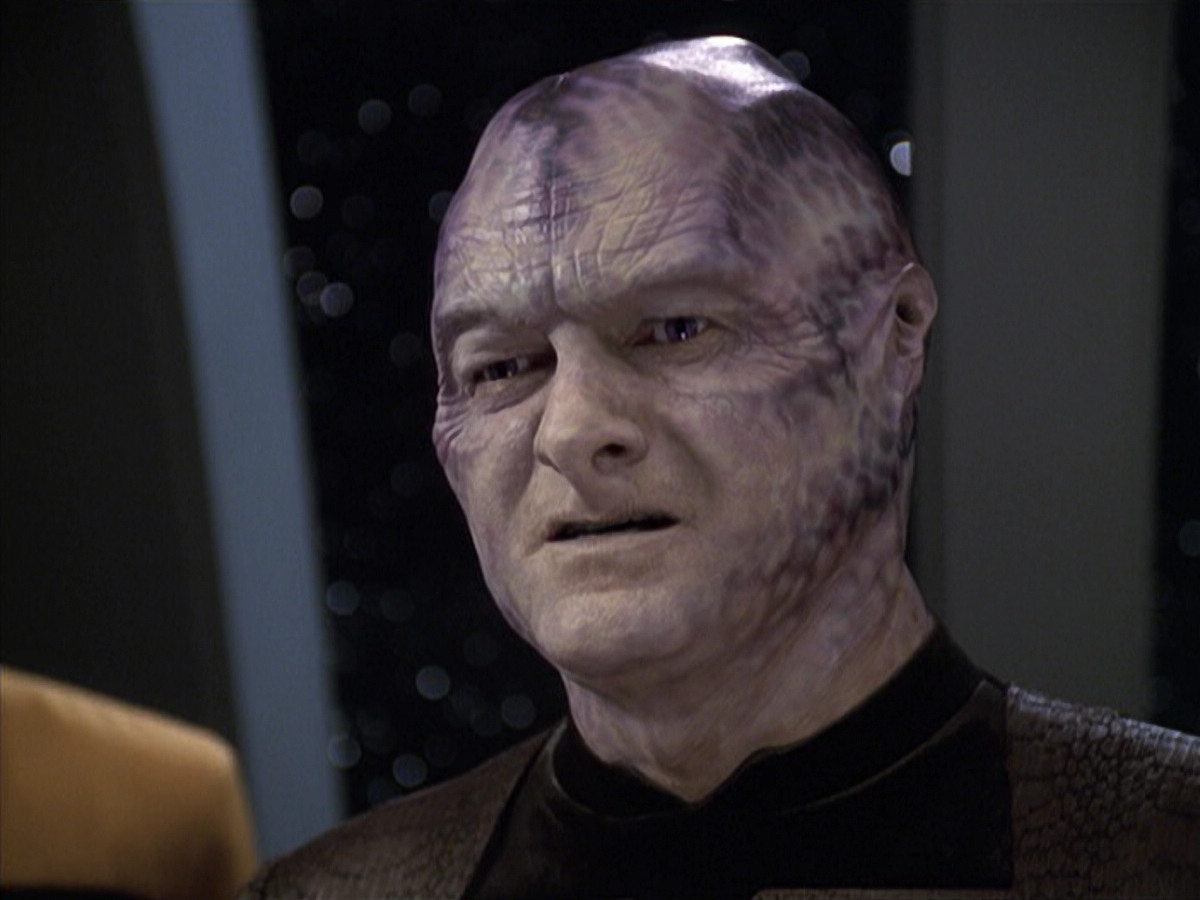 extant_StarTrek_VOY_6x18-AshesToAshes_02782.jpg