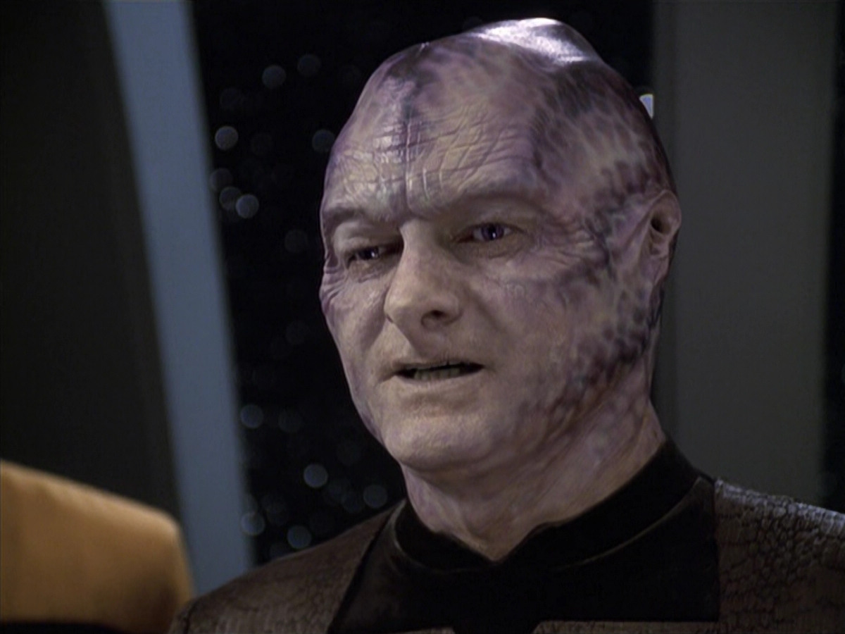 extant_StarTrek_VOY_6x18-AshesToAshes_02795.jpg