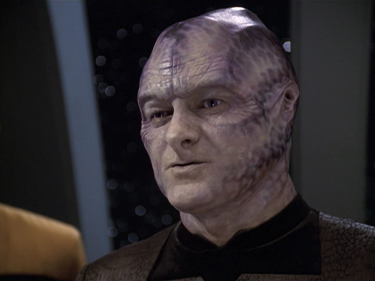 extant_StarTrek_VOY_6x18-AshesToAshes_02796.jpg