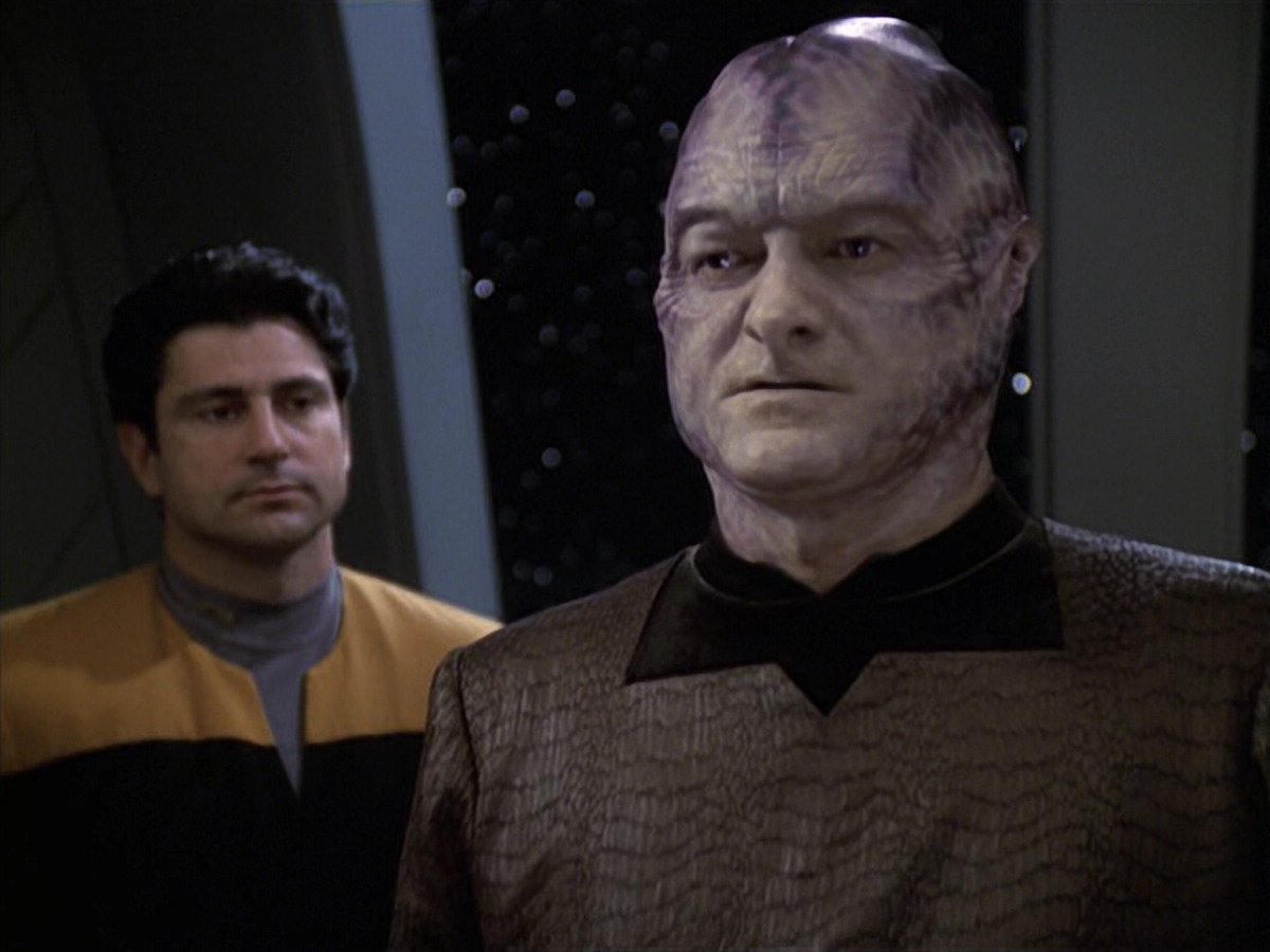 extant_StarTrek_VOY_6x18-AshesToAshes_02810.jpg