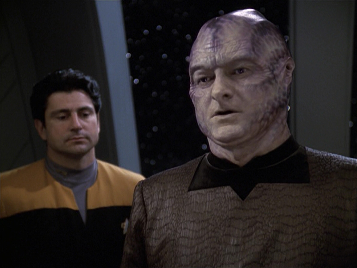 extant_StarTrek_VOY_6x18-AshesToAshes_02819.jpg