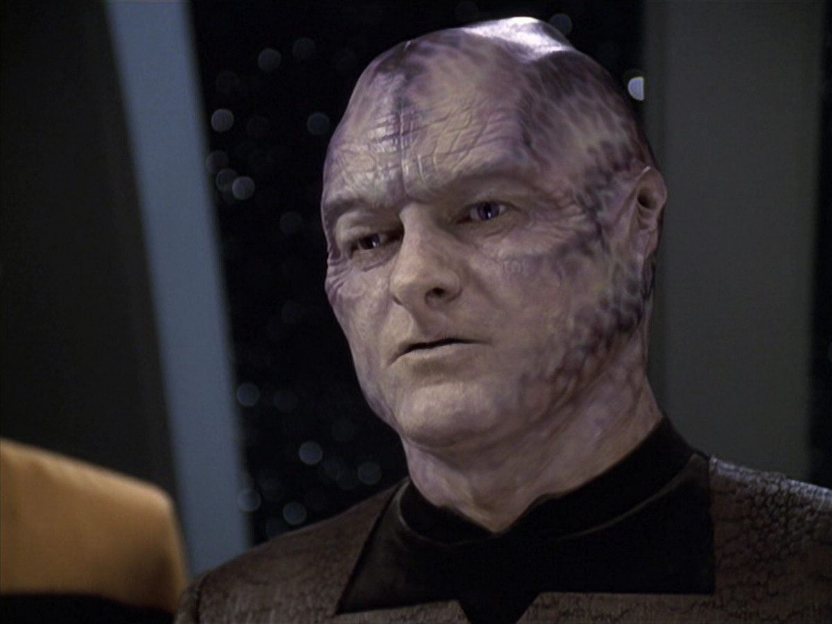 extant_StarTrek_VOY_6x18-AshesToAshes_02839.jpg