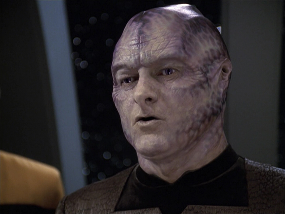 extant_StarTrek_VOY_6x18-AshesToAshes_02844.jpg