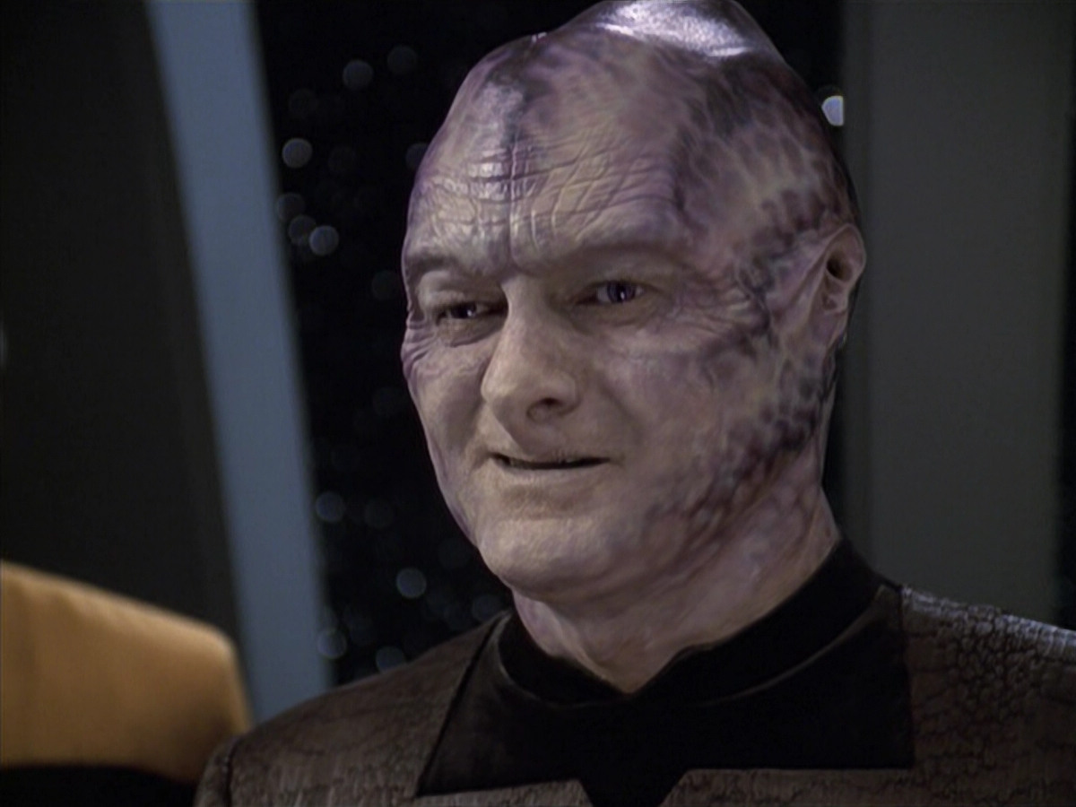 extant_StarTrek_VOY_6x18-AshesToAshes_02863.jpg
