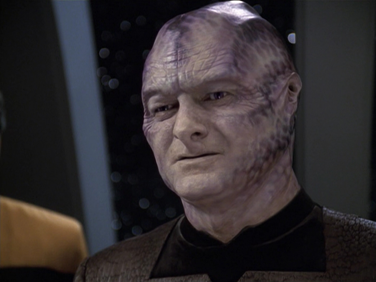 extant_StarTrek_VOY_6x18-AshesToAshes_02867.jpg