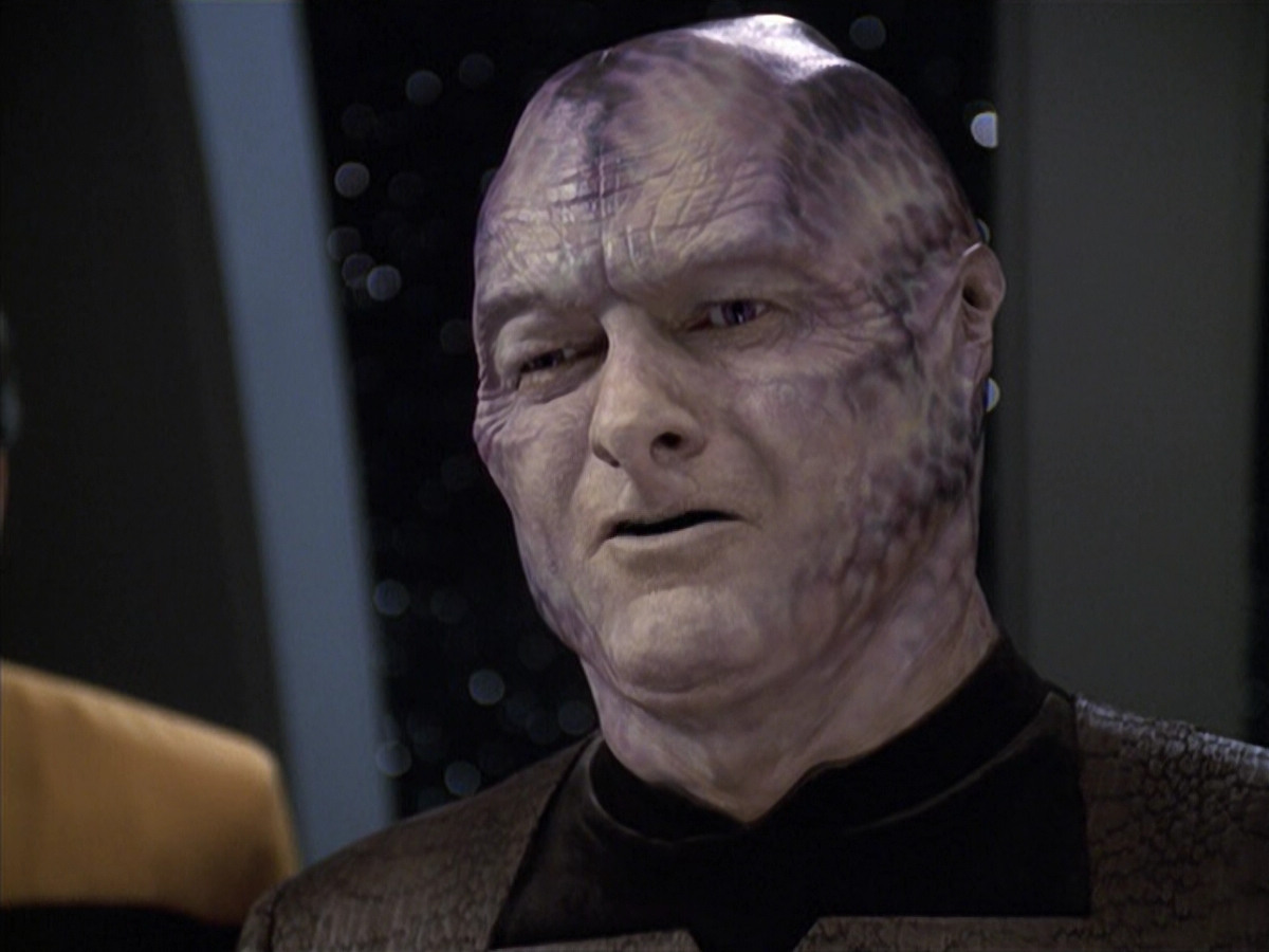 extant_StarTrek_VOY_6x18-AshesToAshes_02869.jpg