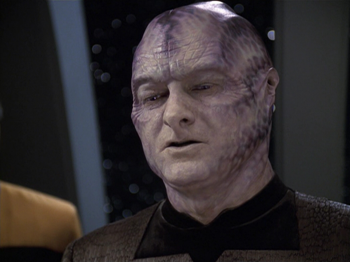 extant_StarTrek_VOY_6x18-AshesToAshes_02889.jpg