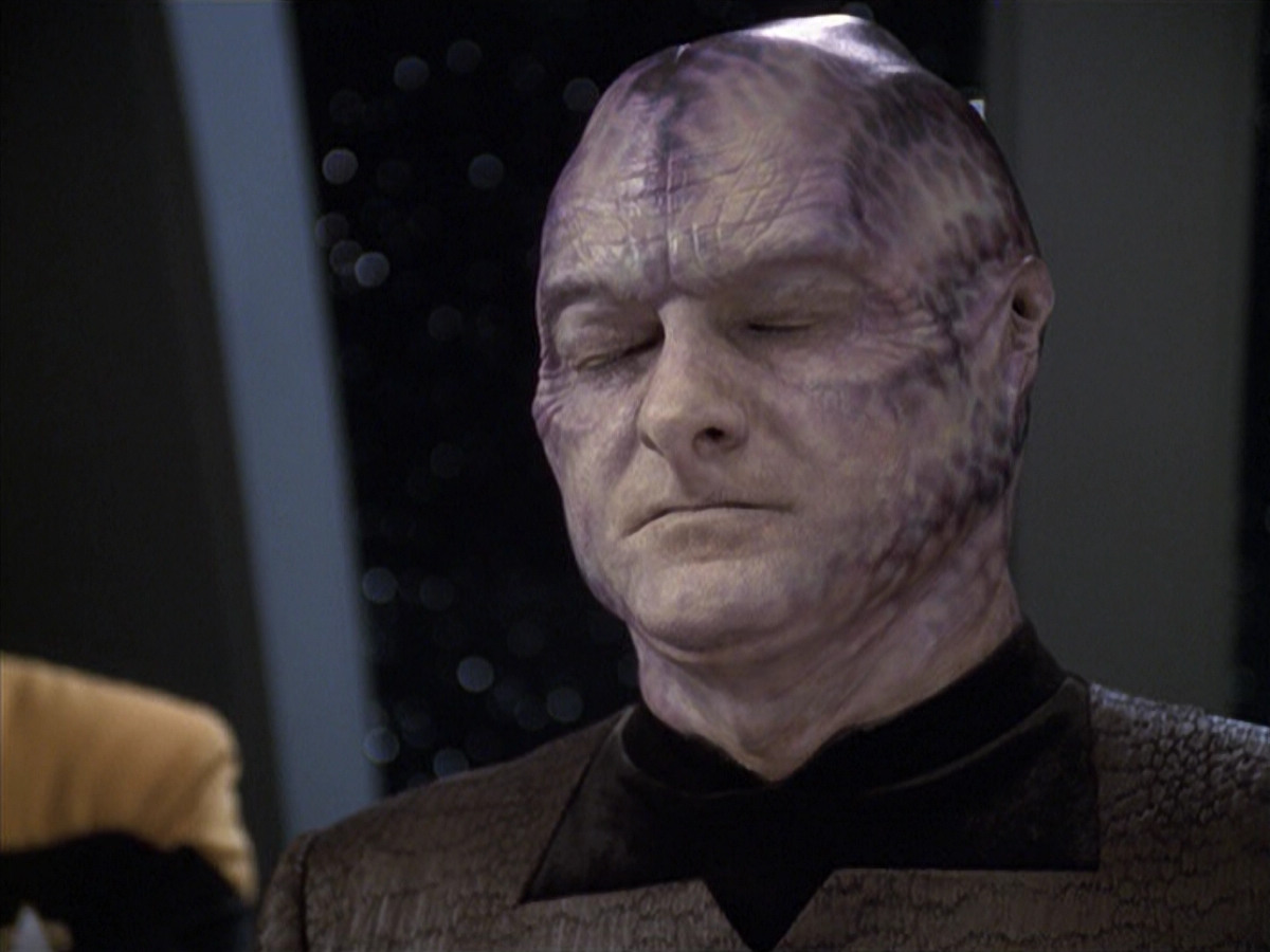 extant_StarTrek_VOY_6x18-AshesToAshes_02943.jpg