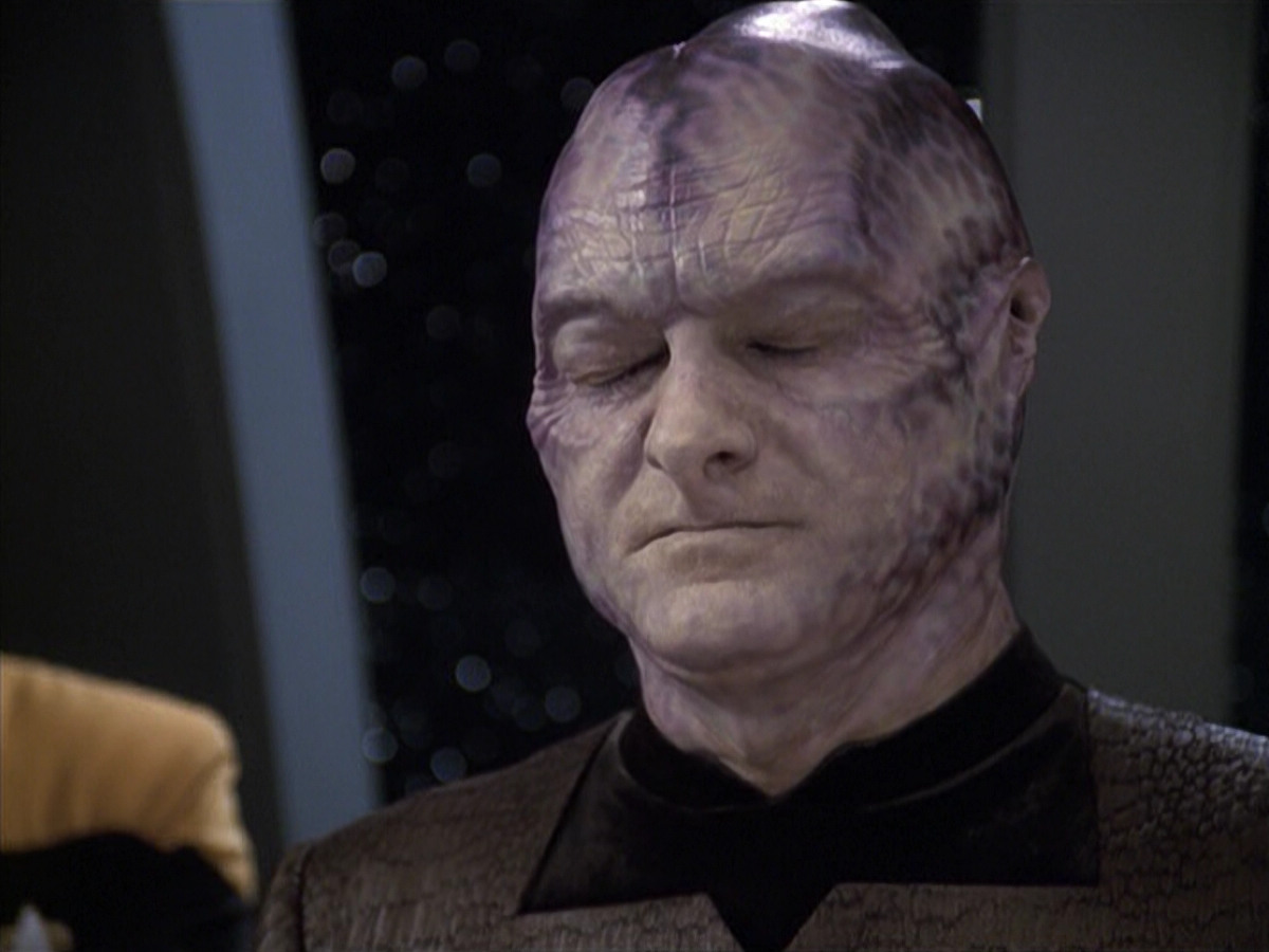 extant_StarTrek_VOY_6x18-AshesToAshes_02944.jpg