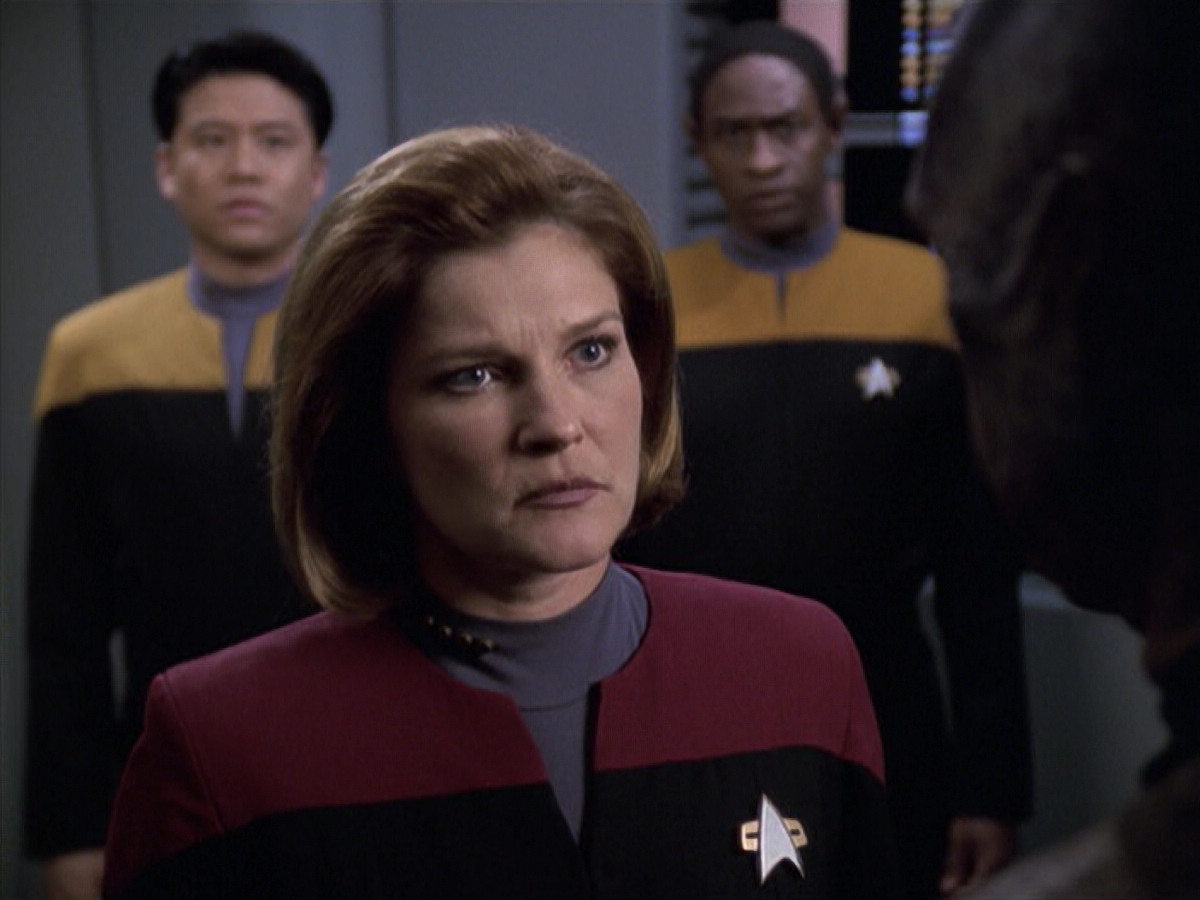 extant_StarTrek_VOY_6x18-AshesToAshes_02947.jpg