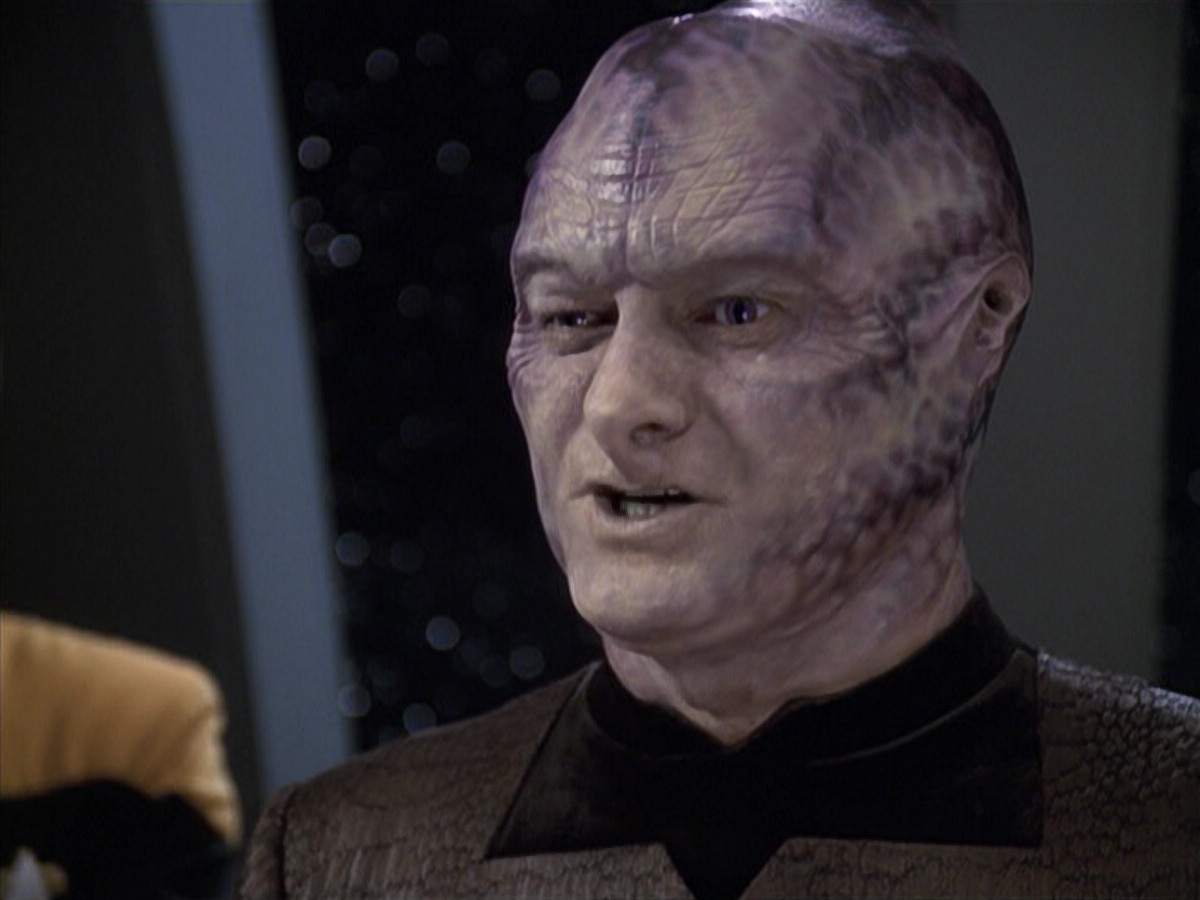 extant_StarTrek_VOY_6x18-AshesToAshes_02955.jpg