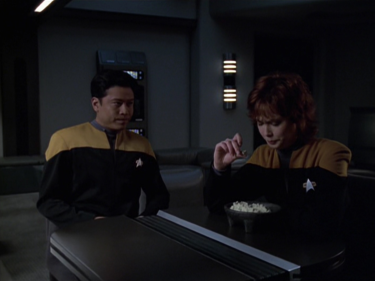 extant_StarTrek_VOY_6x18-AshesToAshes_02989.jpg
