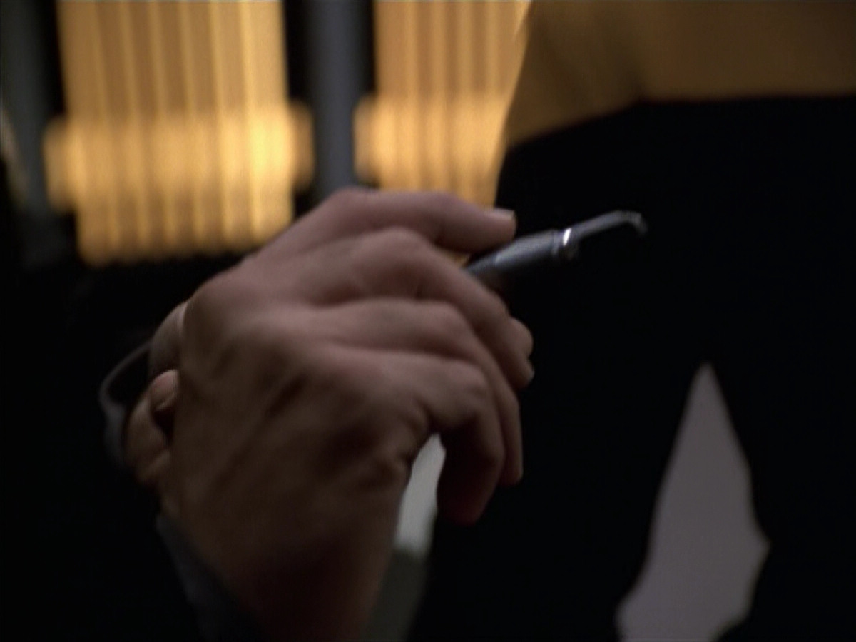 extant_StarTrek_VOY_6x18-AshesToAshes_03096.jpg