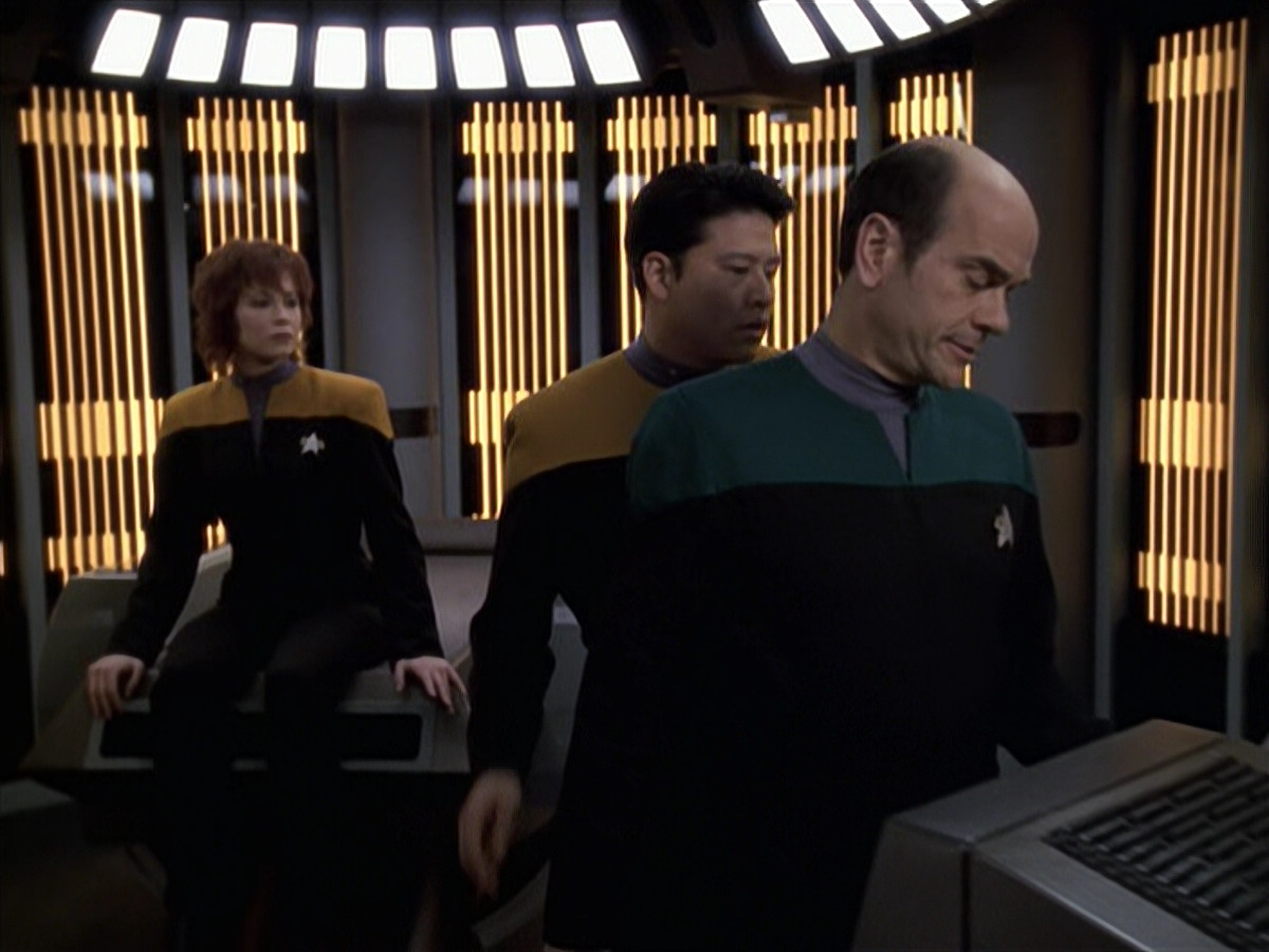 extant_StarTrek_VOY_6x18-AshesToAshes_03106.jpg